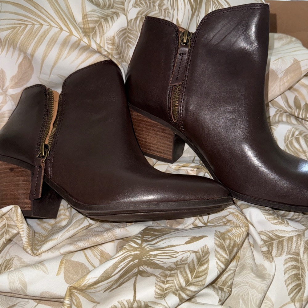 HOUSE OF HARLOW 1960 Chocolate Brown Ankle Boots with Side Zippers